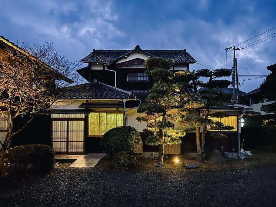Appartamento ひねもす101:宇野駅から車で5分 直島へ 最大8名様 古民家 Tamana Esterno foto